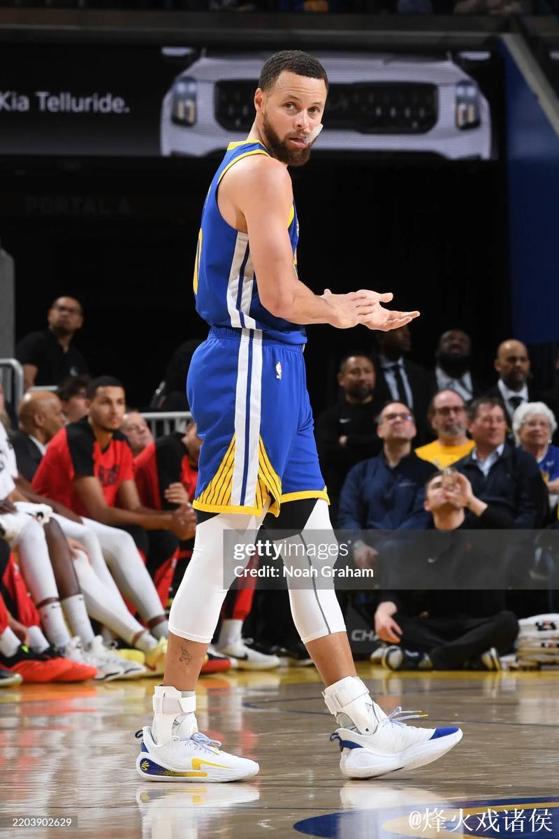 巴特勒抢前场篮板 库里大号三分命中