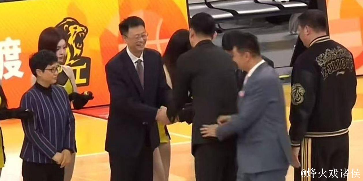 不给冠军面子？为王博颁戒指掉地上，楼明更衣室领奖，球迷：太教条了