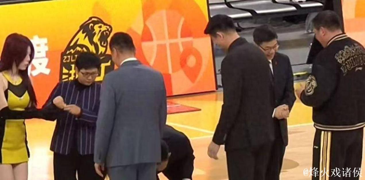 不给冠军面子？为王博颁戒指掉地上，楼明更衣室领奖，球迷：太教条了